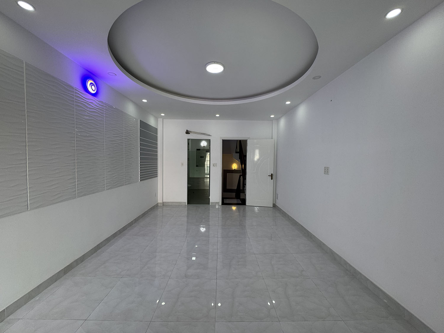 Nhà phố Trệt,3 lầu, sân thượng, mới 100%, 4 phòng ngủ, hẻm xe hơi đổ cửa khu VIP Nguyễn Thượng Hiền